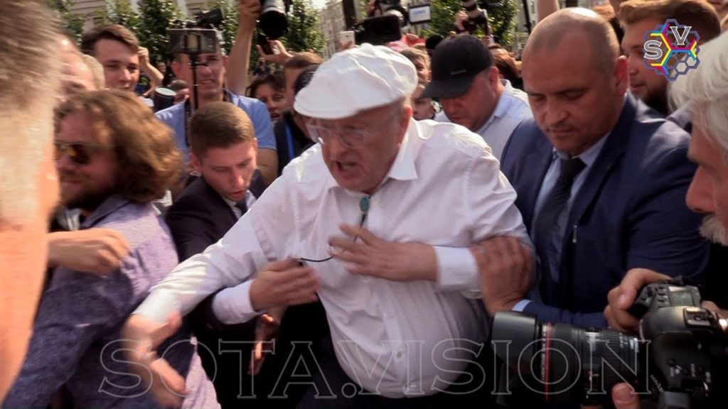 "Вы все уроды! Я вас ганд*ов всех псажу! Кто кричал уходи, мрази!" - Жириновского с позором прогнали с митинга, но он успел избить с охраной нескольких протестующих (ВИДЕО)