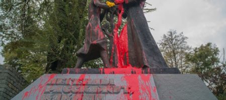 В Днепре облили "кровью" памятник комсомольцам (ФОТО + ВИДЕО)