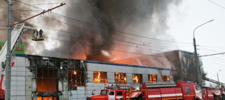 Огромное ЧП в Житомире! Загорелся ТРЦ - работают спасатели, люди бежали засняв очаг пожара (ВИДЕО)