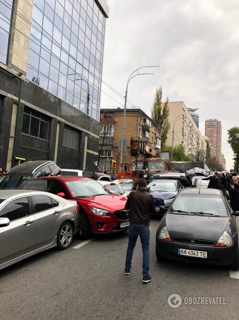 Ужасная авария в центре Киева: КамАЗ с краном без тормозов снес 17 авто (ФОТО и ВИДЕО кровавого ДТП)