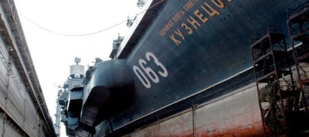 Единственный российский авианосец "Адмирал Кузнецов" при попытке ремонта получил пробоину площадью 20 кв. м.