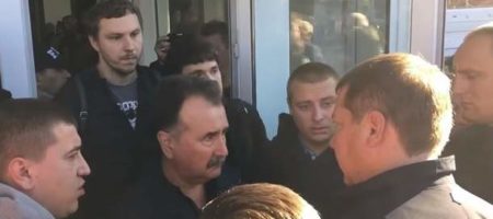 Активисты не пустили главу херсонского ОГА на церемонию прощания с Гандзюк (ВИДЕО)