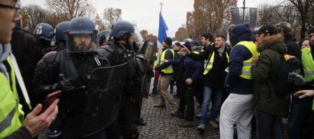 Массовые протесты накрыли Париж, полиция начала применять слезоточивый газ (ВИДЕО)