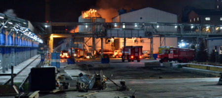 Ночью в Одесской области горел маслоперерабатывающий завод (КАДРЫ)