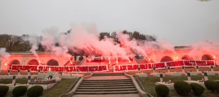 Польские ультрас отмечая 100-тые борьбы против ЗУНР жгли файеры на кладбище Львова (ФОТО)