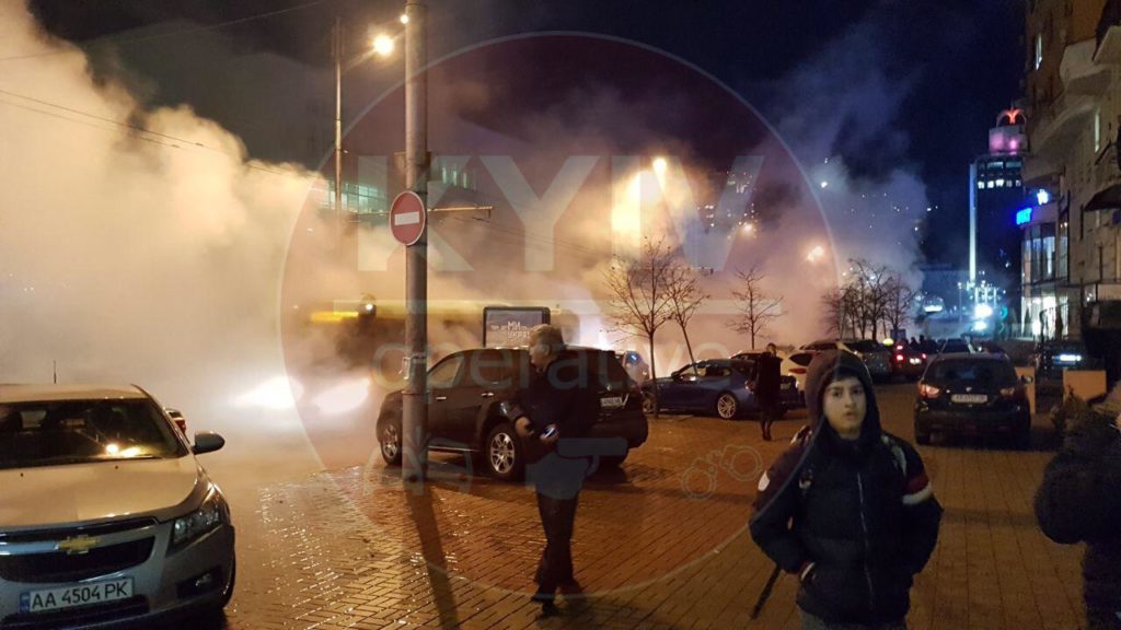 Центр Киева в дыму, автомобиль ушел под землю (КАДРЫ)