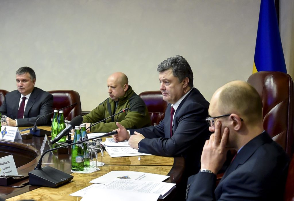 Порошенко на заседании СНБО решили ввести военное положение в Украине. Утром за это будет голосовать ВР