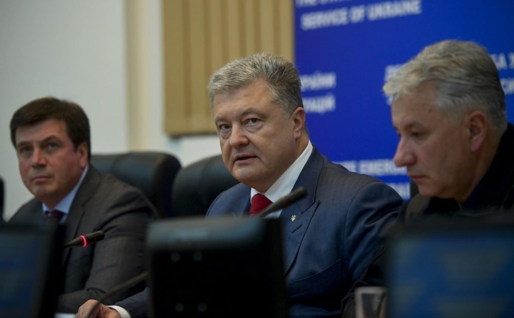 Порошенко потребовал под личную ответственность вернуть отопление в Смелу