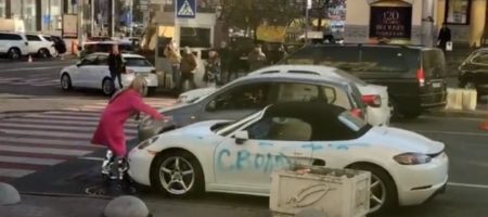 В Киеве девушка топором разнесла дорогой Porsche (ВИДЕО)