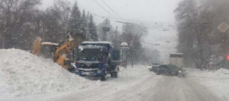 Харьковщину накрыл мощный снегопад: метровые сугробы перекрыли дороги