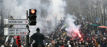 Массовые протесты охватили Францию! Бастующие применяют брусчатку и дымовые шашки. РЕВОЛЮЦИЯ - требуют отставки Макрона (ВИДЕО)