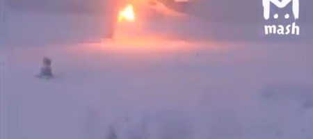 На России военный самолет развалился и взорвался при приземлении (ВИДЕО)