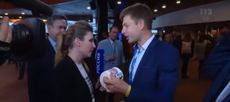 Гончаренко в очередной раз опозорил русскую пропагандистку Скабееву подарив ей туалетную бумагу ПТН-ПНХ (ВИДЕО)