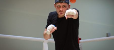 Украинский чемпион с бокса Денис Беринчик станет новым тренером "Лиги смеха"