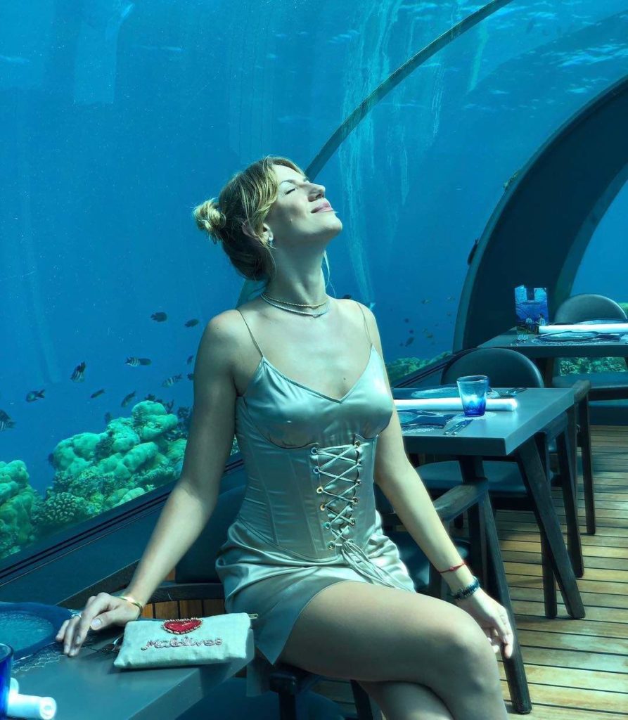 Известная украинская телеведущая отужинала в ресторане под водой (ФОТО)