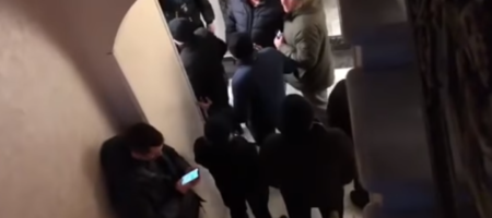 В Киеве неизвестные штурмуют офис Зеленского (ВИДЕО)