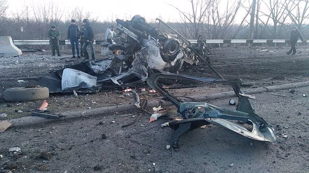ЧП на неподконтрольной части Донбасса: автобус подорвался на мине - есть погибшие (ВИДЕО)