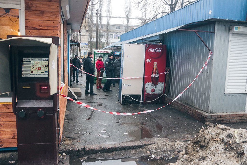 Под одним из столичных супемаркетов в результате стрельбы ранили ребенка (ВИДЕО)