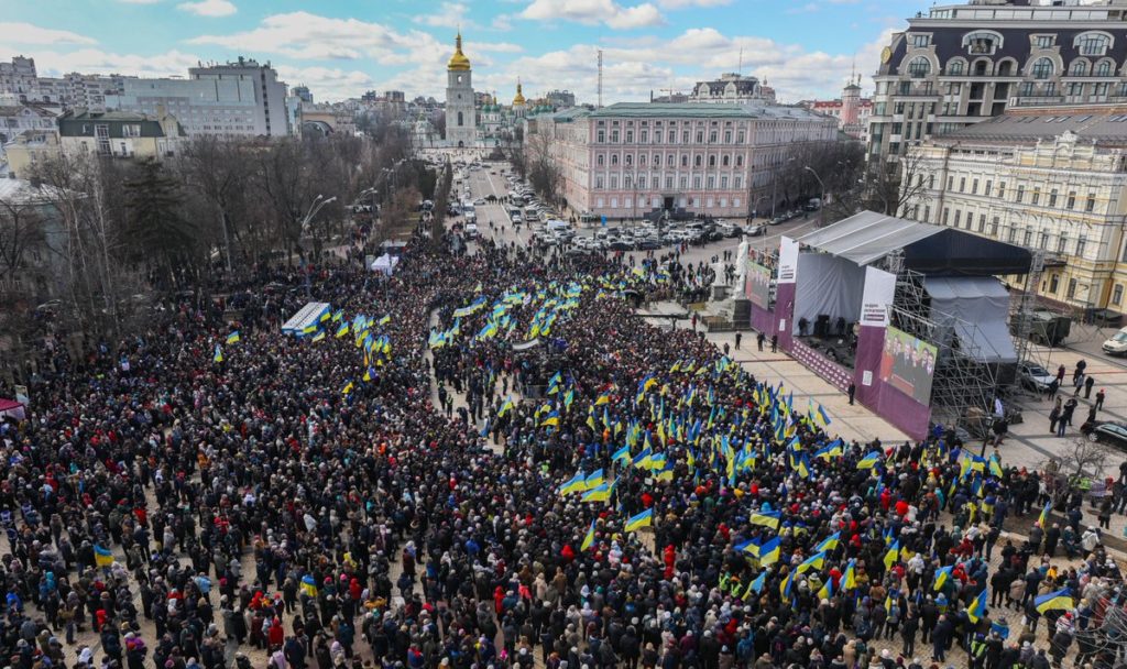 Порошенко выступал в Киеве под крики и стычки активистов с полицией (ВИДЕО)