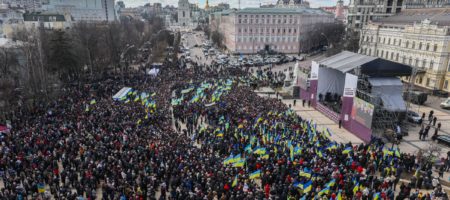 Порошенко выступал в Киеве под крики и стычки активистов с полицией (ВИДЕО)