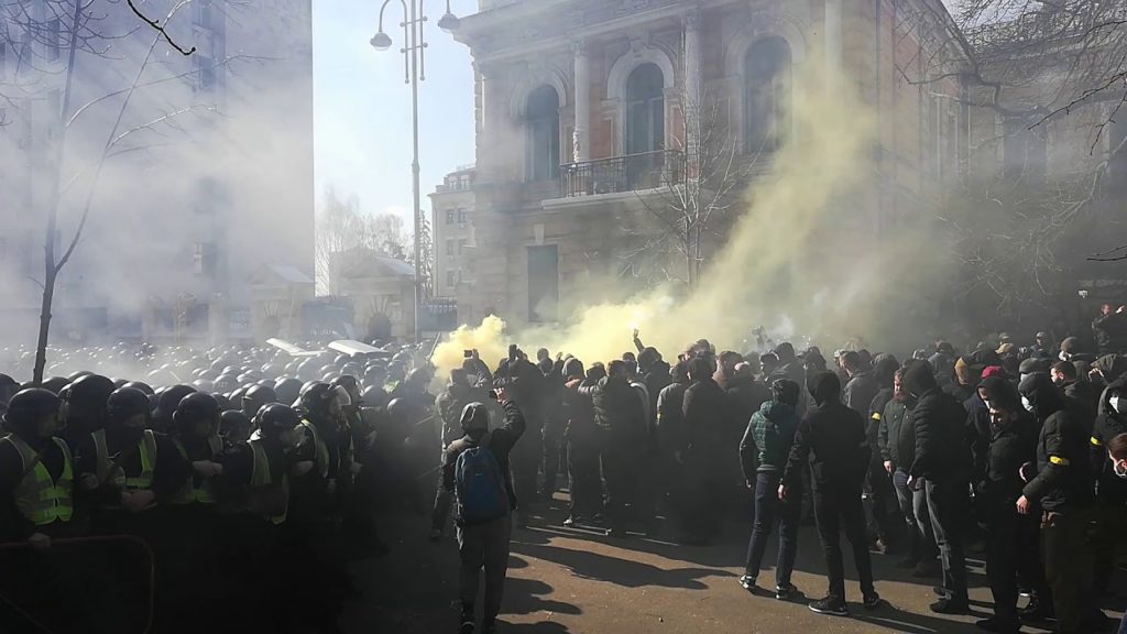 Националисты и полиция устроили массовую драку под Администрацией Прнзидента. Протестующие выдвинули ультиматум Порошенко (ВИДЕО)