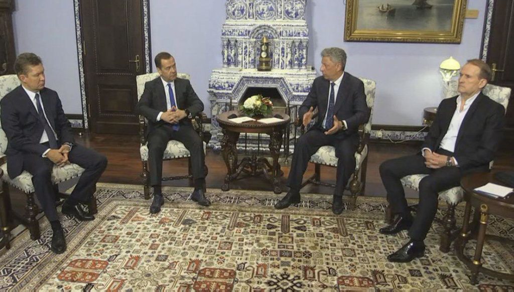 Кандидат в президенты Юрий Бойко встретился и провел переговоры с премьером РФ Медведевым. На фронте за 3-е погибших за два дня