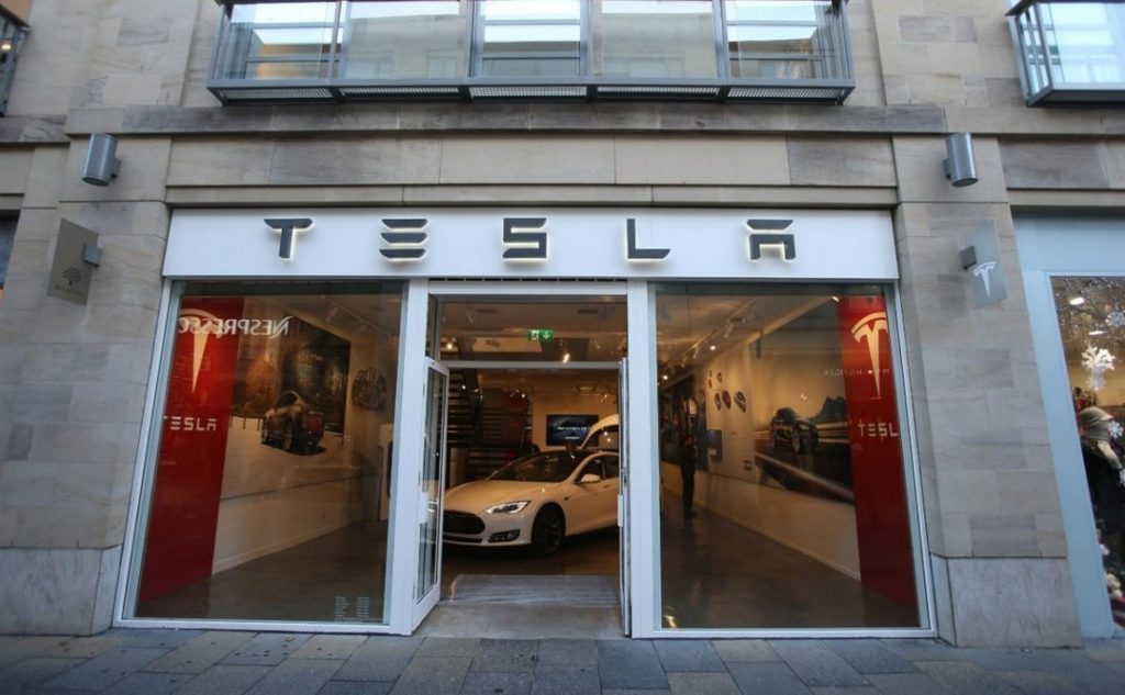 Tesla решила закрыть все свои автосалоны