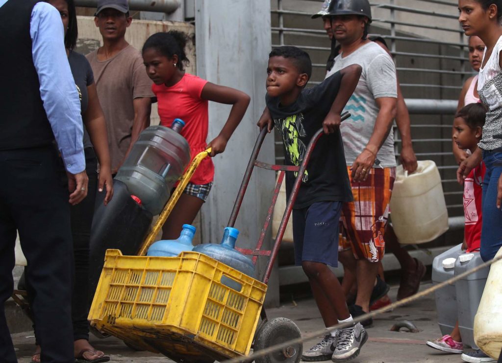 Ситуация в Венесуэле усугубляется: жители остались без питьевой воды