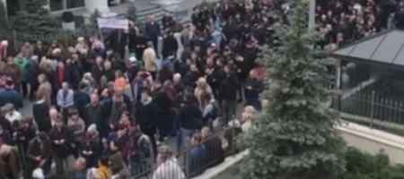 Под офисом Зеленского проходит огромный митинг (ВИДЕО + ОНЛАЙН ТРАНСЛЯЦИЯ)