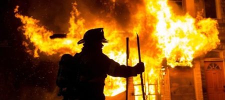 Крупный пожар квартиры в Одессе засняли на камеру (ВИДЕО)