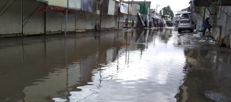 Сильный дощ затопил известный на всю Украину вещевой рынок (КАДРЫ)