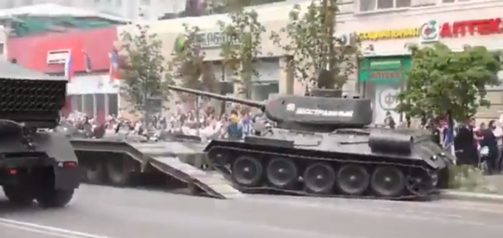 Русская армия снова стала посмешищем! После парада заглох танк едва не раздавив фанатов Путина (ВИДЕО)