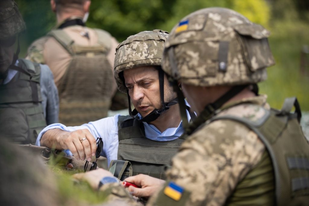 Новый президент Зеленский совершил первый президентский визит на передовую