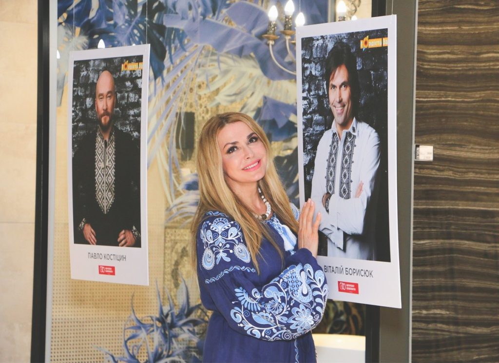 В Киеве ко Дню вышивании открылась звездная фотовыставка (ФОТО)
