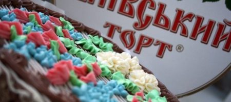 "Укрпочта" выпустила специальную марку в честь киевского торта