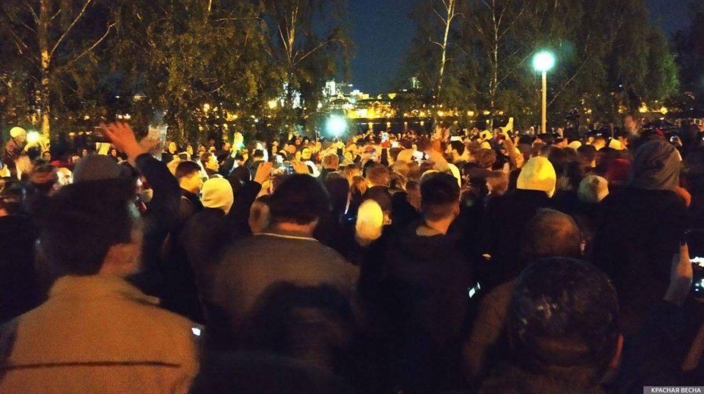 "Долой РПЦ! Вон Кирила!" Массовые протесты в Екатеребурге, горожане восстали против церкви и силовиков (ВИДЕО)