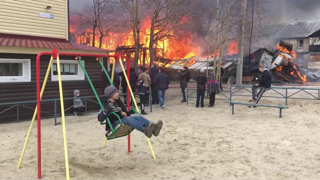 На России героем сети стал мальчик на качелях на фоне пожара (ВИДЕО)