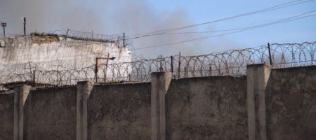 Появились кадры пожара в результате бунта заключенных в одесской колонии (КАДРЫ)