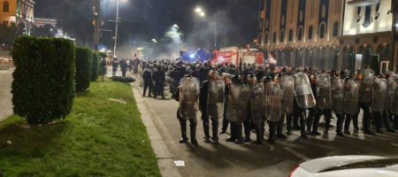 Протесты в Грузии: полиция силой и с оружием разогнала толпу, часть выстояла и вооружилась (ВИДЕО)
