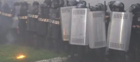 В Переяславе люди шашками и петардами забросали полицейских (ВИДЕО)