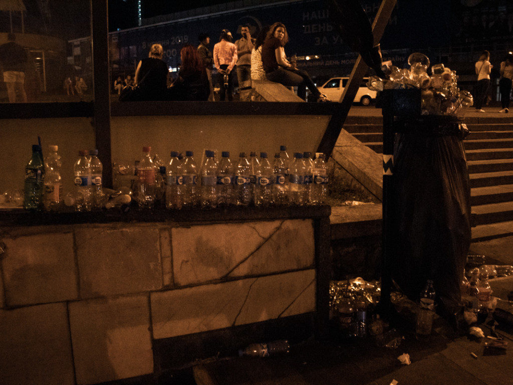 Киевский "Олимпийский" завалили мусором после концерта MONATIK (КАДРЫ)