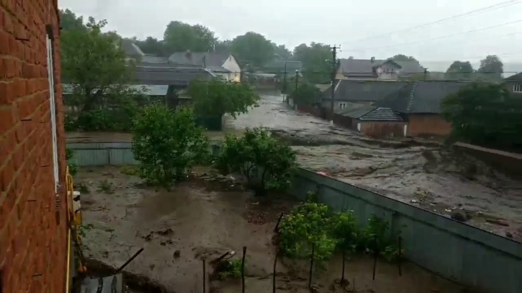 Ужасный потоп на Тернопольщине, вода просто смывает дома (ВИДЕО)