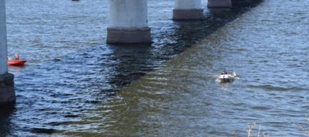 В Киеве прохожий спас женщину упавшую с пешеходного моста