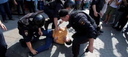 Москва восстала против Путина! В городе массовые беспорядки, драки с ОМОНом, много дыма и задержанных (ВИДЕО)