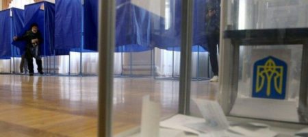 На внеочередных выборах в Раду зафиксировали первые нарушения (КАДРЫ)