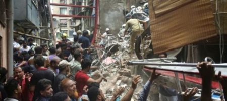 В Мумбаи рухнул 100-летний дом: 14 погибших, множество пострадавших (СТРАШНЫЕ КАДРЫ)