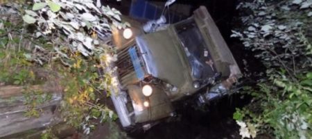 ЧП на дороге в Закарпатье, где грузовик слетел с дороги в реку