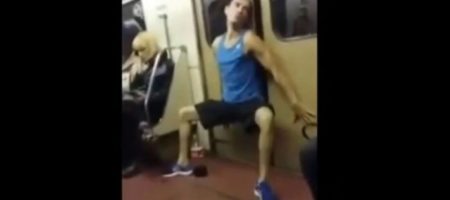 В Харьковском метро мужчина выдал странный танец и попал на камеры (ВИДЕО)
