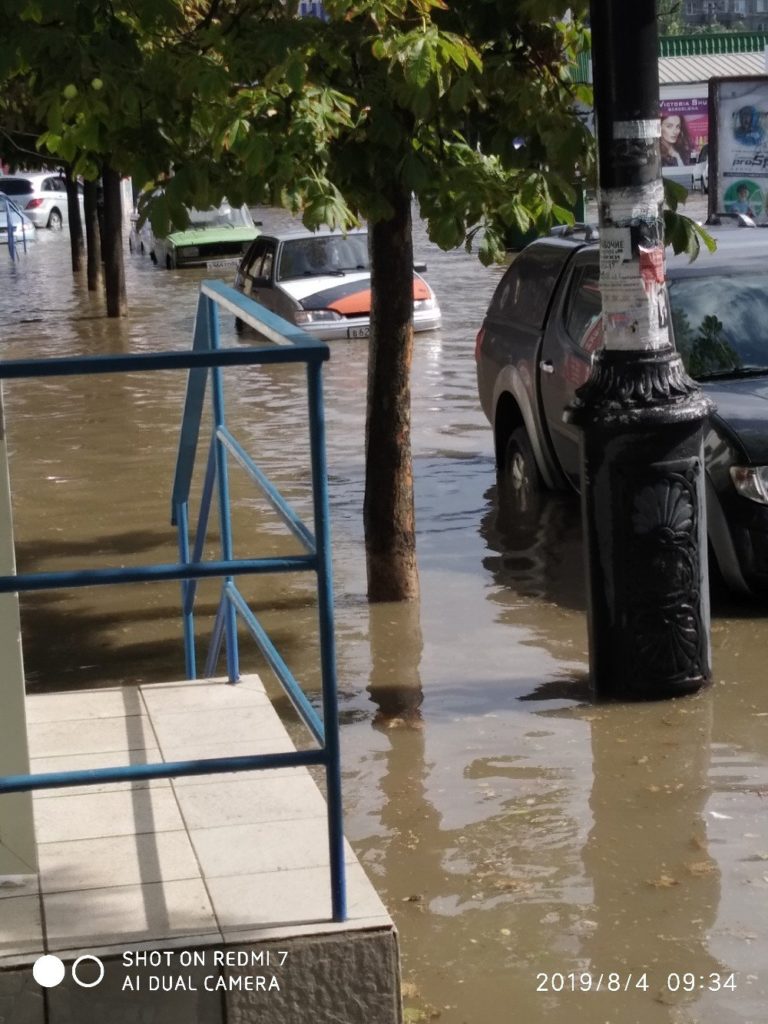 Апокалипсис в Керчи: прорвало дамбу - город ушел под воду (КАДРЫ)