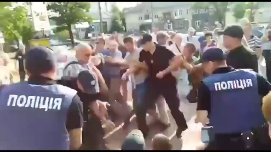 В Николаеве полицейский наступил на лицо задержанному - толпа не здержалась (ВИДЕО)